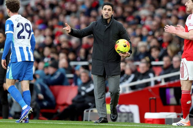 Arsenal v Brighton & Hove Albion 27 December 2025 London - Premier League Football - Arsenal v Brighton & Hove Albion - Arsenal manager Mikel Arteta holds the ball - (Photo by Mark Leech). London UK Copyright: xMarkxLeechxOffside