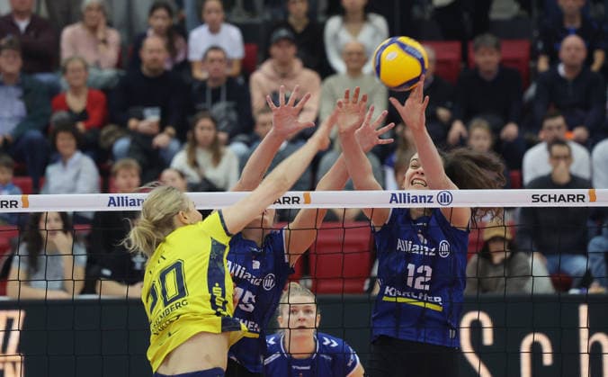 Stuttgart , Volleyball Bundesliga Allianz MTV Stuttgart vs. SSC Palmberg Schwerin , von links: Helena KOk ( Schwerin ) Lucia Varela Gomez ( Stuttgart )