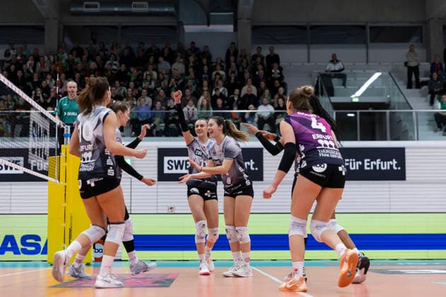 1. Volleyball Bundesliga Frauen: Schwarz-Weiss Erfurt vs. USC Münster; Erfurt; 27.12.2025 Emilie Respaut ( 5; Schwarz-Weiss Erfurt) (Bildmitte) 1. Volleyball Bundesliga Frauen: Schwarz-Weiss Erfurt vs. USC Münster; Riethsporthalle Erfurt; 27.12.2025 Copyright: xBEAUTIFULxSPORTS Duehringx