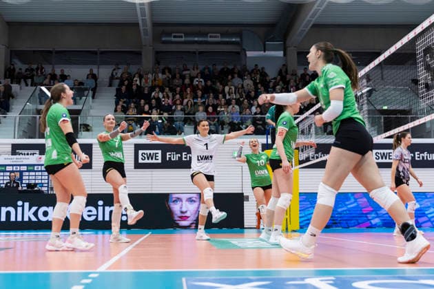 1. Volleyball Bundesliga Frauen: Schwarz-Weiss Erfurt vs. USC Münster; Erfurt; 27.12.2025 Jubel, Pippa Molenaar ( 1; USC Münster) (Bildmitte) und Mannschaft 1. Volleyball Bundesliga Frauen: Schwarz-Weiss Erfurt vs. USC Münster; Riethsporthalle Erfurt; 27.12.2025 Copyright: xBEAUTIFULxSPORTS Duehringx