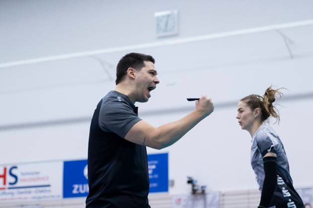 1. Volleyball Bundesliga Frauen: Schwarz-Weiss Erfurt vs. USC Münster; Erfurt; 27.12.2025 Jubel, Paplo Sánchez (Trainer; Schwarz-Weiss Erfurt) 1. Volleyball Bundesliga Frauen: Schwarz-Weiss Erfurt vs. USC Münster; Riethsporthalle Erfurt; 27.12.2025 Copyright: xBEAUTIFULxSPORTS Duehringx