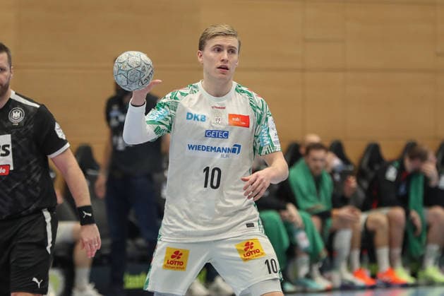 27.12.2025, xgox, Handball - Daikin HBL ThSV Eisenach - SC Magdeburg emspor, v.l. Gisli Thorgeir Kristjansson (Magdeburg, 10) am Ball, plays the ball Eisenach