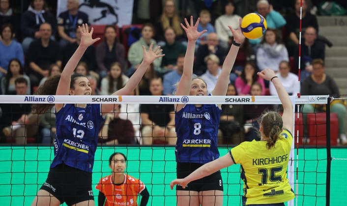 Stuttgart , Volleyball Bundesliga Allianz MTV Stuttgart vs. SSC Palmberg Schwerin , von links: Lucia Varela Gomez Eleanor Holthaus ( Stuttgart ) Mia Kirchhoff ( Schwerin )
