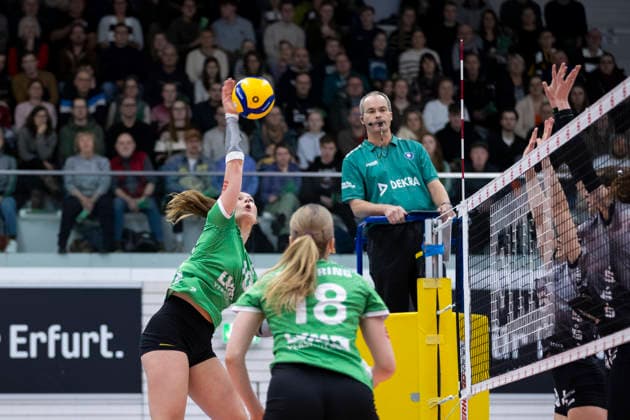 1. Volleyball Bundesliga Frauen: Schwarz-Weiss Erfurt vs. USC Münster; Erfurt; 27.12.2025 Amelie Strothoff ( 10; USC Münster) gegen Emilie Respaut ( 5; Schwarz-Weiss Erfurt) (hinten) und Elizabeth Sandbothe ( 2; Schwarz-Weiss Erfurt) (vorne) 1. Volleyball Bundesliga Frauen: Schwarz-Weiss Erfurt vs. USC Münster; Riethsporthalle Erfurt; 27.12.2025 Copyright: xBEAUTIFULxSPORTS Duehringx