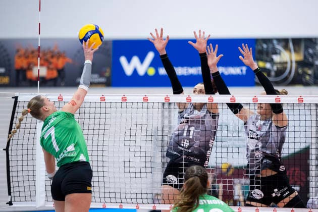 1. Volleyball Bundesliga Frauen: Schwarz-Weiss Erfurt vs. USC Münster; Erfurt; 27.12.2025 Elena Kömmling ( 7; USC Münster) gegen Isabel Kova?i? ( 11; Schwarz-Weiss Erfurt) (links) und Alina Zellin ( 1; Schwarz-Weiss Erfurt) (rechts) 1. Volleyball Bundesliga Frauen: Schwarz-Weiss Erfurt vs. USC Münster; Riethsporthalle Erfurt; 27.12.2025 Copyright: xBEAUTIFULxSPORTS Duehringx