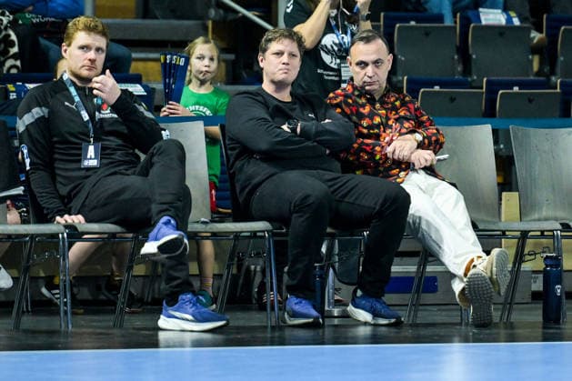 27.12.2025, xlakx, Handball Daikin HBL, Fuechse Berlin - FRISCH AUF! Göppingen v.l. Maximilian Rinderle Fuechse Berlin Co.Trainer), Nicolej Krickau (Fuechse Berlin Trainer), Bob Hanning (Fuechse Berlin Geschaeftsfuehrer) im Gespraech Berlin