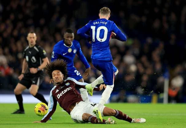 Boubacar Kamara of Aston Villa in action against Cole Palmer of Chelsea Chelsea v Aston Villa, Premier League, Football, Stamford Bridge, London, UK - 27 Dec 2025London Stamford Bridge United Kingdom EDITORIAL USE ONLY No use with unauthorised audio, video, data, fixture lists, club league logos or live services. Online in-match use limited to 120 images, no video emulation. No use in betting, games or single club league player publications. Copyright: xGeorgexTewkesbury Shutterstockx 16213165x