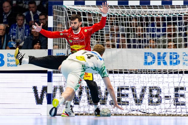 27.12.2025, GER, Handball, Maenner, Saison 25 26, Daikin 1.Bl, 19.Spieltag, ThSV Eisenach - SC Magdeburg Omar Ingi Magnusson (SC Magdeburg), Matija Spikic (ThSV Eisenach,1) 99817 Eisenach Werner-Assmann-Halle Am Sportp Thueringen Deutschland