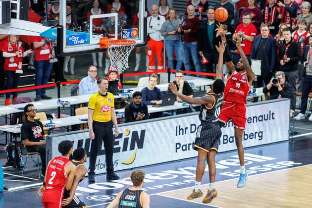 Malik Osborne (ratiopharm Ulm, 10), Ejiofor Onu (BMA365 Bamberg Baskets, 35), BMA365 Bamberg Baskets vs. ratiopharm Ulm, Basketball, easyCredit BBL, 12. Spieltag, 27.12.2025 BMA365 Bamberg Baskets vs. ratiopharm Ulm, Basketball, easyCredit BBL, 12. Spieltag, 27.12.2025 Bamberg Copyright: xEibner-Pressefoto G.xSantemizx EP_EER