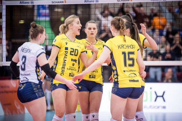Helena Kok (SSC Palmberg Schwerin, 20), 2.vl. - mit Team - sichtlich enttaeuscht GER, Allianz MTV Stuttgart vs. SSC Palmberg Schwerin, Volleyball Bundesliga, VBL, Spielzeit 2025 2026, 27.12.2025 GER, Allianz MTV Stuttgart vs. SSC Palmberg Schwerin, Volleyball Bundesliga, VBL, Spielzeit 2025 2026, 27.12.2025 Stuttgart Copyright: xSandyxDinkelackerx EP_SDR