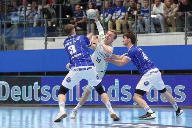 27.12.2025, xtgx, ThSV Eisenach - SC Magdeburg v.l. Oskar Joelsson (Eisenach, 3), Gisli Thorgeir Kristjansson (Magdeburg, 10) Zweikampf, Duell, Kampf, tackle Eisenach