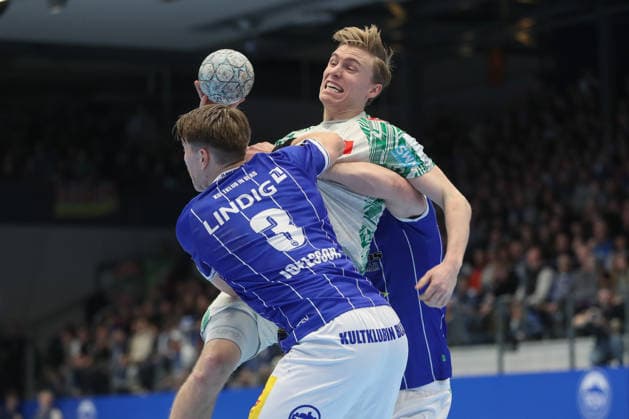 27.12.2025, xtgx, ThSV Eisenach - SC Magdeburg v.l. Oskar Joelsson (Eisenach, 3), Gisli Thorgeir Kristjansson (Magdeburg, 10) Zweikampf, Duell, Kampf, tackle Eisenach