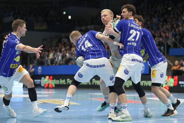 27.12.2025, xtgx, ThSV Eisenach - SC Magdeburg v.l. Peter Walz (Eisenach, 14), Magnus Saugstrup (Magdeburg, 23), Philipp Meyer (Eisenach, 27) Zweikampf, Duell, Kampf, tackle Eisenach