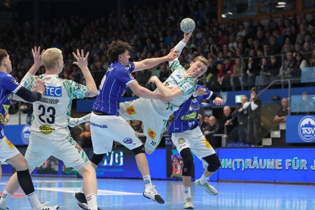 27.12.2025, xtgx, ThSV Eisenach - SC Magdeburg v.l. Tillman Leu (Eisenach, 99), Gisli Thorgeir Kristjansson (Magdeburg, 10) Zweikampf, Duell, Kampf, tackle Eisenach