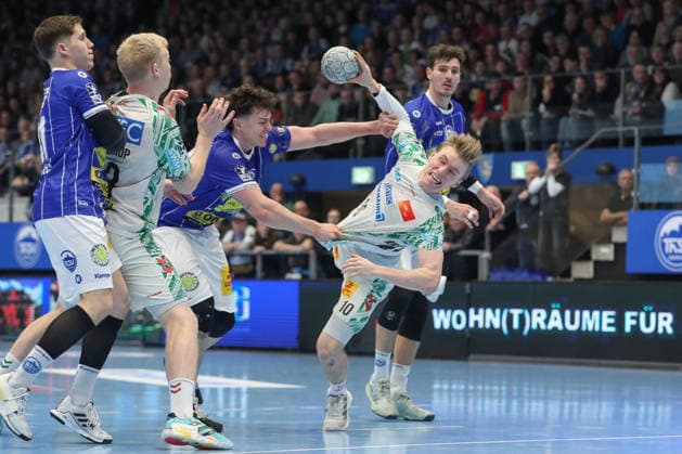 27.12.2025, xtgx, ThSV Eisenach - SC Magdeburg v.l. Tillman Leu (Eisenach, 99), Gisli Thorgeir Kristjansson (Magdeburg, 10) Zweikampf, Duell, Kampf, tackle Eisenach