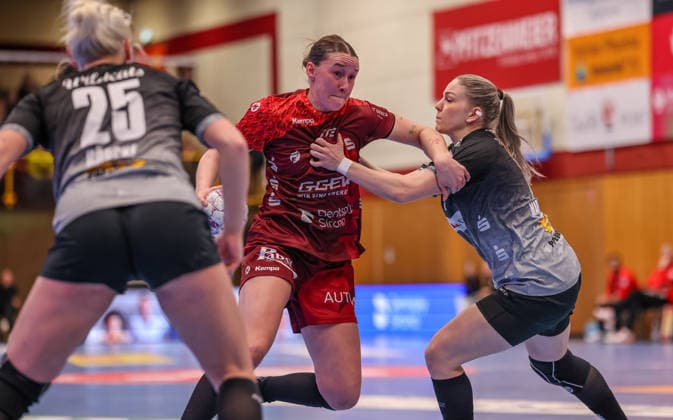 GER, Bensheim, HSG Bensheim Auerbach Flames vs SV Union Halle-Neustadt, Alsco Handball Bundesliga Frauen, Handball, DHB, Spielzeit 2025 2026, Weststadthalle Bensheim, 8. Spieltag im Bild v.l.: Lena Degenhardt (HSG Bensheim Auerbach Flames Frauen 8) im Zweikampf DFB DFL REGULATIONS PROHIBIT ANY USE OF PHOTOGRAPHS AS IMAGE SEQUENCES AND OR QUASI-VIDEO, 27.12.2025 Copyright: HMBxMedia HendrikxHamelau