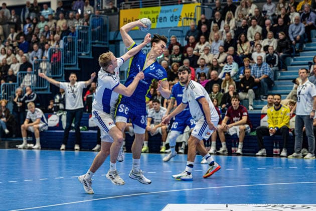 Daikin Handball Bundesliga, VfL Gummersbach - Handball Verein Hamburg, 27.12.2025 Einar Olafsson, (HSV Hamburg 23), Miro Schluroff (VfL Gummersbach, 15), ; Daikin Handball Bundesliga, VfL Gummersbach - Handball Sport Verein Hamburg, 27.12.2025 Copyright: xBEAUTIFULxSPORTS Erlhofx