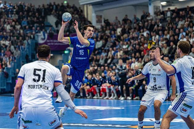Daikin Handball Bundesliga, VfL Gummersbach - Handball Verein Hamburg, 27.12.2025 Casper U. Mortensen, (HSV Hamburg 51), Miro Schluroff (VfL Gummersbach, 15), Jacob Lassen,(HSV Hamburg 9), ; Daikin Handball Bundesliga, VfL Gummersbach - Handball Sport Verein Hamburg, 27.12.2025 Copyright: xBEAUTIFULxSPORTS Erlhofx
