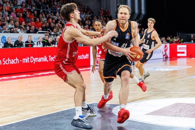 Zachary Ensminger (BMA365 Bamberg Baskets, 01), Christian Sengfelder (ratiopharm Ulm, 43), BMA365 Bamberg Baskets vs. ratiopharm Ulm, Basketball, easyCredit BBL, 12. Spieltag, 27.12.2025 BMA365 Bamberg Baskets vs. ratiopharm Ulm, Basketball, easyCredit BBL, 12. Spieltag, 27.12.2025 Bamberg Copyright: xEibner-Pressefoto G.xSantemizx EP_EER