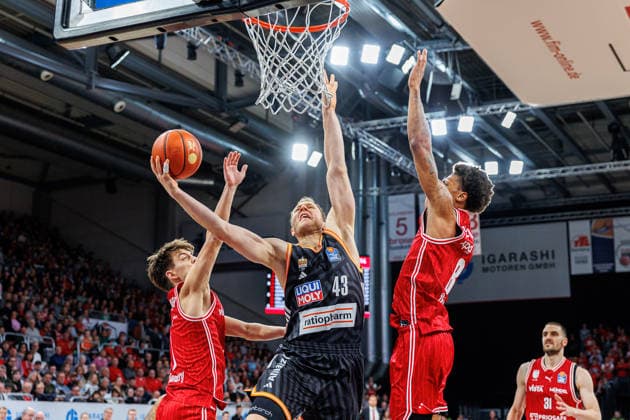Zachary Ensminger (BMA365 Bamberg Baskets, 01), Christian Sengfelder (ratiopharm Ulm, 43), Demarcus Demonia (BMA365 Bamberg Baskets, 08), BMA365 Bamberg Baskets vs. ratiopharm Ulm, Basketball, easyCredit BBL, 12. Spieltag, 27.12.2025 BMA365 Bamberg Baskets vs. ratiopharm Ulm, Basketball, easyCredit BBL, 12. Spieltag, 27.12.2025 Bamberg Copyright: xEibner-Pressefoto G.xSantemizx EP_EER