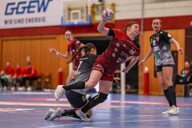 GER, Bensheim, HSG Bensheim Auerbach Flames vs SV Union Halle-Neustadt, Alsco Handball Bundesliga Frauen, Handball, DHB, Spielzeit 2025 2026, Weststadthalle Bensheim, 8. Spieltag im Bild v.l.: Lynn Molenaar (SV Union Halle-Neustadt Wildcats 7), Isabell Hurst (HSG Bensheim Auerbach Flames Frauen 5), Torwurf DFB DFL REGULATIONS PROHIBIT ANY USE OF PHOTOGRAPHS AS IMAGE SEQUENCES AND OR QUASI-VIDEO, 27.12.2025 Copyright: HMBxMedia HendrikxHamelau