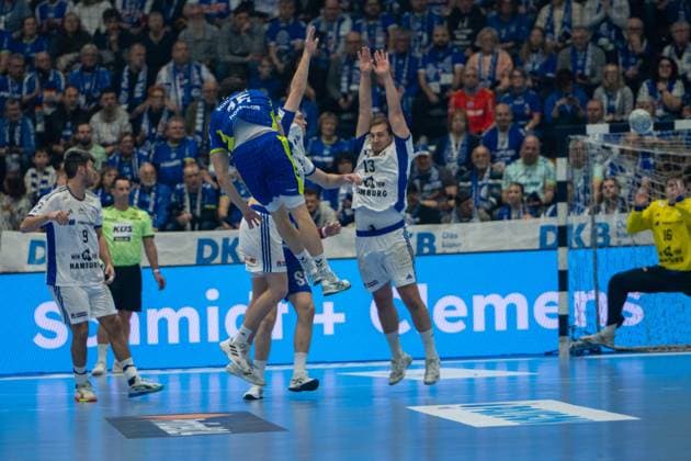 Miro Schluroff, Rueckraum, (VfL Gummersbach 15), Niclas Weller, Kreislaufer (HSV Hamburg 13), VfL Gummersbach vs. HSV Hamburg , Daikin Handball Bundesliga, Herren , 15. Spieltag, 27.12.2025 Gummersbach NRW Deutschland