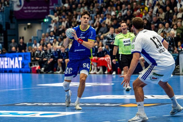 Daikin Handball Bundesliga, VfL Gummersbach - Handball Verein Hamburg, 27.12.2025 Julian Köster (VfL Gummersbach, 7), Niclas Weller, (HSV Hamburg 13), ; Daikin Handball Bundesliga, VfL Gummersbach - Handball Sport Verein Hamburg, 27.12.2025 Copyright: xBEAUTIFULxSPORTS Erlhofx