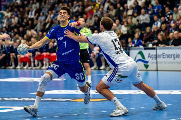 Daikin Handball Bundesliga, VfL Gummersbach - Handball Verein Hamburg, 27.12.2025 Julian Köster (VfL Gummersbach, 7), Niclas Weller, (HSV Hamburg 13), ; Daikin Handball Bundesliga, VfL Gummersbach - Handball Sport Verein Hamburg, 27.12.2025 Copyright: xBEAUTIFULxSPORTS Erlhofx