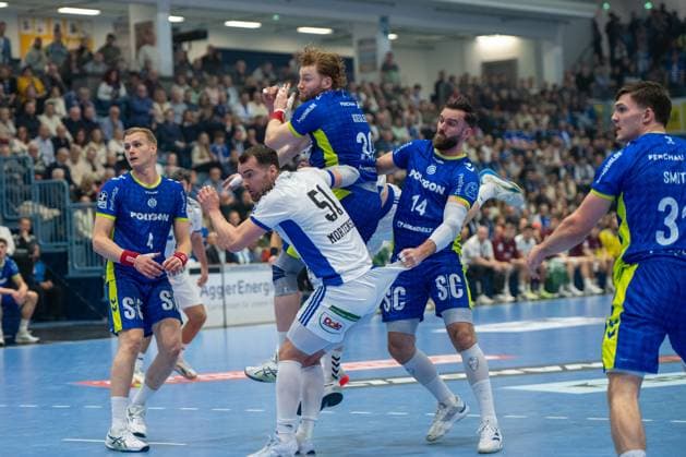 Ellidi Snaer Vidarsson, Kreislaeufer, (VfL Gummersbach 4), Tom Kiesler, Rueckraum, (VfL Gummersbach 30), n51 Teitur Oern Einarsson, Rueckraum, (VfL Gummersbach 14), VfL Gummersbach vs. HSV Hamburg , Daikin Handball Bundesliga, Herren , 15. Spieltag, 27.12.2025 Gummersbach NRW Deutschland