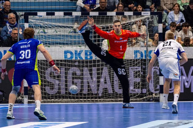 Daikin Handball Bundesliga, VfL Gummersbach - Handball Verein Hamburg, 27.12.2025 Tom Kiesler (VfL Gummersbach, 30), Dominik Kuzmanovi? (VfL Gummersbach, 1), Frederik Bo Andersen, (HSV Hamburg 21), ; Daikin Handball Bundesliga, VfL Gummersbach - Handball Sport Verein Hamburg, 27.12.2025 Copyright: xBEAUTIFULxSPORTS Erlhofx