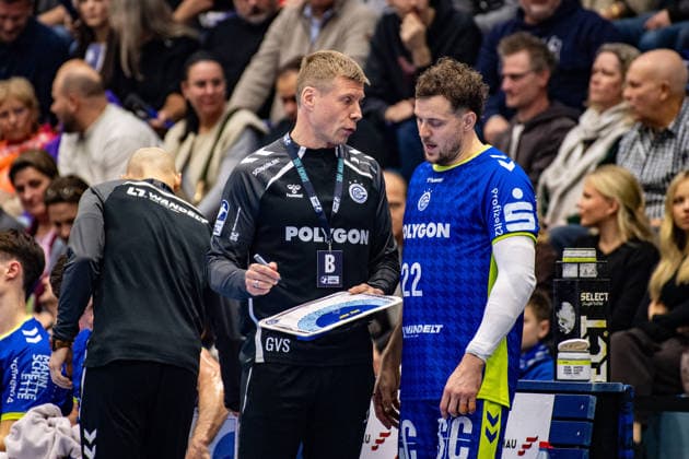 Daikin Handball Bundesliga, VfL Gummersbach - Handball Verein Hamburg, 27.12.2025 Gudjón Valur Sigurdsson (Trainer VfL Gummersbach) Kentin Mahé (VfL Gummersbach, 22), ; Daikin Handball Bundesliga, VfL Gummersbach - Handball Sport Verein Hamburg, 27.12.2025 Copyright: xBEAUTIFULxSPORTS Erlhofx