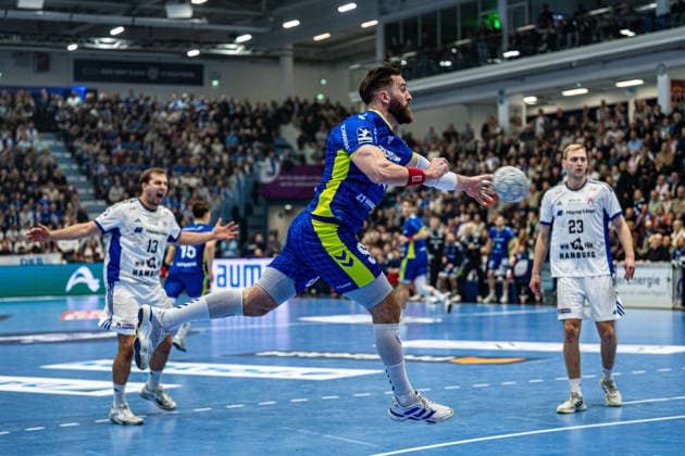 Daikin Handball Bundesliga, VfL Gummersbach - Handball Verein Hamburg, 27.12.2025 Niclas Weller, (HSV Hamburg 13), Teitur Einarsson (VfL Gummersbach, 14), Einar Olafsson, (HSV Hamburg 23), ; Daikin Handball Bundesliga, VfL Gummersbach - Handball Sport Verein Hamburg, 27.12.2025 Copyright: xBEAUTIFULxSPORTS Erlhofx