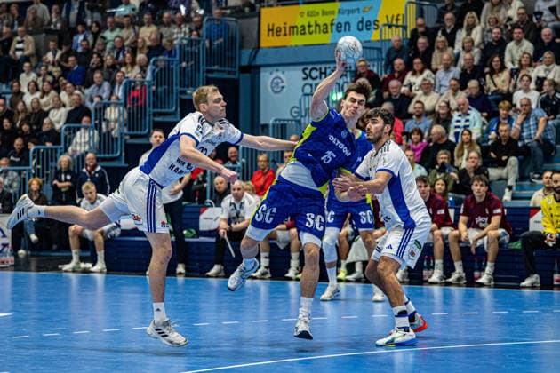 Daikin Handball Bundesliga, VfL Gummersbach - Handball Verein Hamburg, 27.12.2025 Einar Olafsson, (HSV Hamburg 23), Miro Schluroff (VfL Gummersbach, 15), ; Daikin Handball Bundesliga, VfL Gummersbach - Handball Sport Verein Hamburg, 27.12.2025 Copyright: xBEAUTIFULxSPORTS Erlhofx