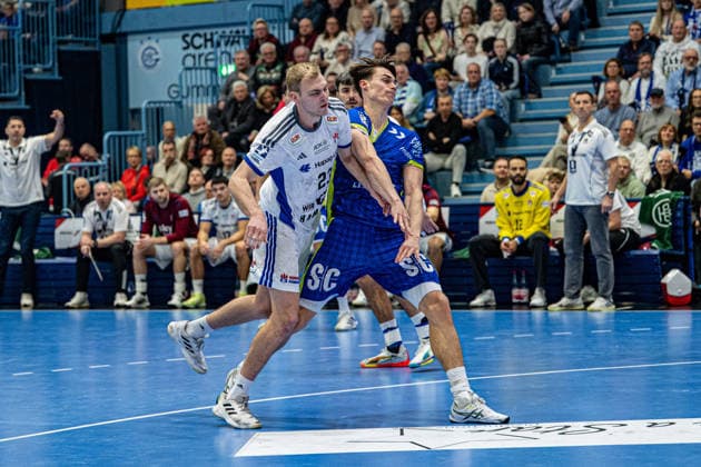Daikin Handball Bundesliga, VfL Gummersbach - Handball Verein Hamburg, 27.12.2025 Einar Olafsson, (HSV Hamburg 23), Miro Schluroff (VfL Gummersbach, 15), ; Daikin Handball Bundesliga, VfL Gummersbach - Handball Sport Verein Hamburg, 27.12.2025 Copyright: xBEAUTIFULxSPORTS Erlhofx