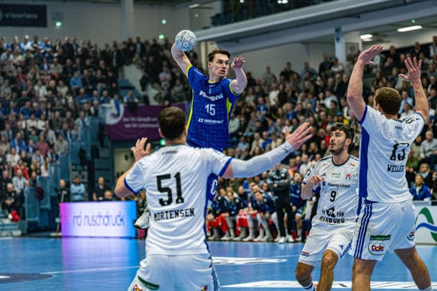 Daikin Handball Bundesliga, VfL Gummersbach - Handball Verein Hamburg, 27.12.2025 Casper U. Mortensen, (HSV Hamburg 51), Miro Schluroff (VfL Gummersbach, 15), Jacob Lassen,(HSV Hamburg 9), Niclas Weller, (HSV Hamburg 13), ; Daikin Handball Bundesliga, VfL Gummersbach - Handball Sport Verein Hamburg, 27.12.2025 Copyright: xBEAUTIFULxSPORTS Erlhofx