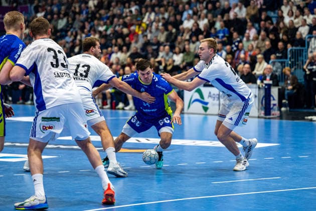 Daikin Handball Bundesliga, VfL Gummersbach - Handball Verein Hamburg, 27.12.2025 Ellidi Vidarsson (VfL Gummersbach, 4), Moritz Sauter, (HSV Hamburg 33), Niclas Weller, (HSV Hamburg 13), Kay Smits (VfL Gummersbach, 31), Einar Olafsson, (HSV Hamburg 23), ; Daikin Handball Bundesliga, VfL Gummersbach - Handball Sport Verein Hamburg, 27.12.2025 Copyright: xBEAUTIFULxSPORTS Erlhofx