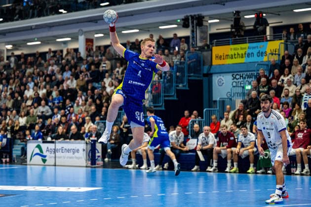 Daikin Handball Bundesliga, VfL Gummersbach - Handball Verein Hamburg, 27.12.2025 Ellidi Vidarsson (VfL Gummersbach, 4), Jacob Lassen,(HSV Hamburg 9), ; Daikin Handball Bundesliga, VfL Gummersbach - Handball Sport Verein Hamburg, 27.12.2025 Copyright: xBEAUTIFULxSPORTS Erlhofx