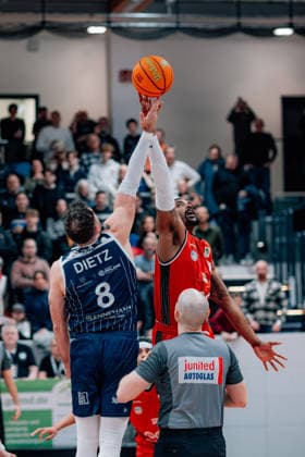 BB-2BL SBB Baskets - VfL SparkassenStars Bochum Sprungball Michael Hughes II (SBB Baskets) und Kilian Dietz (VfL SparkassenStars Bochum) waehrend der Saison 2025-2026 in der 2. Barmer Basketball Bundesliga Pro A am 13,. Spieltag SBB Baskets und VfL SparkassenStars Bochum in der Wolfgang-Lakenmacher-Halle am 27. December 2025 in Magdeburg, Sachsen Anhalt, Deutschland