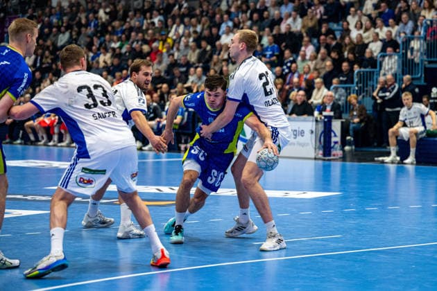Daikin Handball Bundesliga, VfL Gummersbach - Handball Verein Hamburg, 27.12.2025 Ellidi Vidarsson (VfL Gummersbach, 4), Moritz Sauter, (HSV Hamburg 33), Niclas Weller, (HSV Hamburg 13), Kay Smits (VfL Gummersbach, 31), Einar Olafsson, (HSV Hamburg 23), ; Daikin Handball Bundesliga, VfL Gummersbach - Handball Sport Verein Hamburg, 27.12.2025 Copyright: xBEAUTIFULxSPORTS Erlhofx