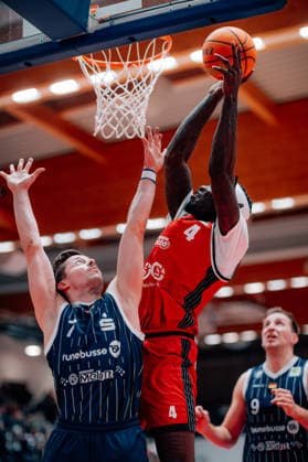 BB-2BL SBB Baskets - VfL SparkassenStars Bochum DeVondre Malik (SBB Baskets), Lars Kamp (VfL SparkassenStars Bochum) waehrend der Saison 2025-2026 in der 2. Barmer Basketball Bundesliga Pro A am 13,. Spieltag SBB Baskets und VfL SparkassenStars Bochum in der Wolfgang-Lakenmacher-Halle am 27. December 2025 in Magdeburg, Sachsen Anhalt, Deutschland