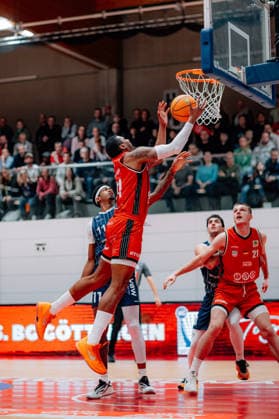 BB-2BL SBB Baskets - VfL SparkassenStars Bochum Michael Hughes II (SBB Baskets), Dravon Mangum (VfL SparkassenStars Bochum) waehrend der Saison 2025-2026 in der 2. Barmer Basketball Bundesliga Pro A am 13,. Spieltag SBB Baskets und VfL SparkassenStars Bochum in der Wolfgang-Lakenmacher-Halle am 27. December 2025 in Magdeburg, Sachsen Anhalt, Deutschland