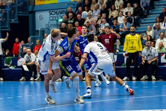 Daikin Handball Bundesliga, VfL Gummersbach - Handball Verein Hamburg, 27.12.2025 Einar Olafsson, (HSV Hamburg 23), Julian Köster (VfL Gummersbach, 7), Miro Schluroff (VfL Gummersbach, 15), Jacob Lassen,(HSV Hamburg 9), ; Daikin Handball Bundesliga, VfL Gummersbach - Handball Sport Verein Hamburg, 27.12.2025 Copyright: xBEAUTIFULxSPORTS Erlhofx