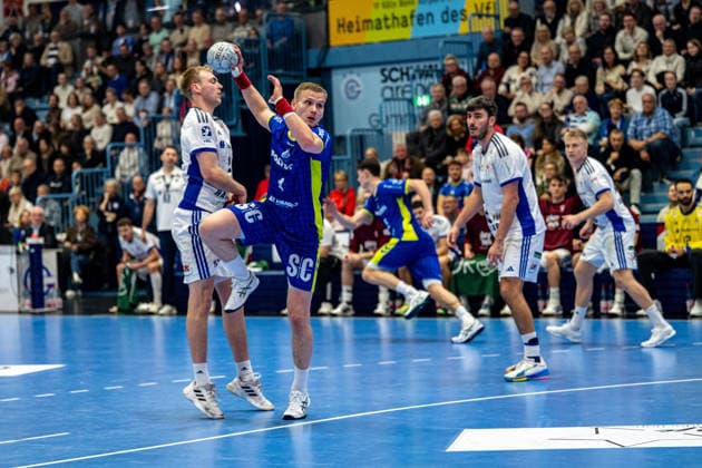 Daikin Handball Bundesliga, VfL Gummersbach - Handball Verein Hamburg, 27.12.2025 Einar Olafsson, (HSV Hamburg 23), Ellidi Vidarsson (VfL Gummersbach, 4), ; Daikin Handball Bundesliga, VfL Gummersbach - Handball Sport Verein Hamburg, 27.12.2025 Copyright: xBEAUTIFULxSPORTS Erlhofx