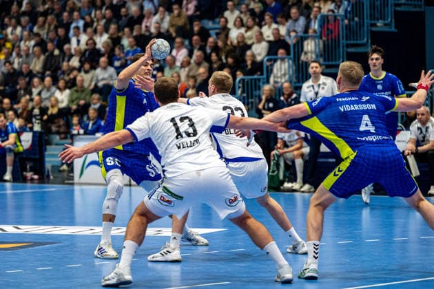 Daikin Handball Bundesliga, VfL Gummersbach - Handball Verein Hamburg, 27.12.2025 Julian Köster (VfL Gummersbach, 7), Niclas Weller, (HSV Hamburg 13), Einar Olafsson, (HSV Hamburg 23), Ellidi Vidarsson (VfL Gummersbach, 4), ; Daikin Handball Bundesliga, VfL Gummersbach - Handball Sport Verein Hamburg, 27.12.2025 Copyright: xBEAUTIFULxSPORTS Erlhofx