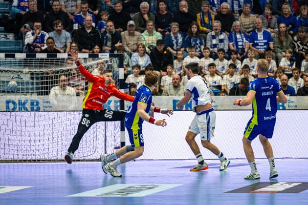 Daikin Handball Bundesliga, VfL Gummersbach - Handball Verein Hamburg, 27.12.2025 Dominik Kuzmanovi? (VfL Gummersbach, 1), Tom Kiesler (VfL Gummersbach, 30), Ellidi Vidarsson (VfL Gummersbach, 4), ; Daikin Handball Bundesliga, VfL Gummersbach - Handball Sport Verein Hamburg, 27.12.2025 Copyright: xBEAUTIFULxSPORTS Erlhofx