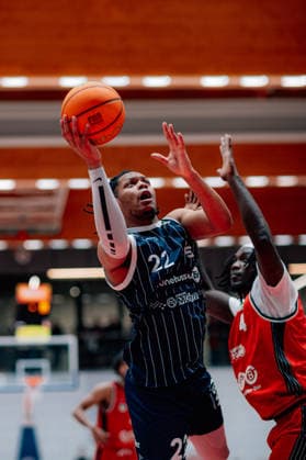 BB-2BL SBB Baskets - VfL SparkassenStars Bochum Malek Green (VfL SparkassenStars Bochum)m DeVondre Malik (SBB Baskets) waehrend der Saison 2025-2026 in der 2. Barmer Basketball Bundesliga Pro A am 13,. Spieltag SBB Baskets und VfL SparkassenStars Bochum in der Wolfgang-Lakenmacher-Halle am 27. December 2025 in Magdeburg, Sachsen Anhalt, Deutschland