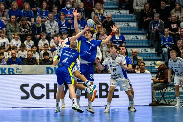 Daikin Handball Bundesliga, VfL Gummersbach - Handball Verein Hamburg, 27.12.2025 Ellidi Vidarsson (VfL Gummersbach, 4), Julian Köster (VfL Gummersbach, 7), Maximilian Botta, (HSV Hamburg 19), ; Daikin Handball Bundesliga, VfL Gummersbach - Handball Sport Verein Hamburg, 27.12.2025 Copyright: xBEAUTIFULxSPORTS Erlhofx