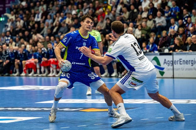 Daikin Handball Bundesliga, VfL Gummersbach - Handball Verein Hamburg, 27.12.2025 Julian Köster (VfL Gummersbach, 7), Niclas Weller, (HSV Hamburg 13), ; Daikin Handball Bundesliga, VfL Gummersbach - Handball Sport Verein Hamburg, 27.12.2025 Copyright: xBEAUTIFULxSPORTS Erlhofx