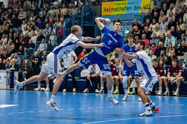 Daikin Handball Bundesliga, VfL Gummersbach - Handball Verein Hamburg, 27.12.2025 Einar Olafsson, (HSV Hamburg 23), Miro Schluroff (VfL Gummersbach, 15), ; Daikin Handball Bundesliga, VfL Gummersbach - Handball Sport Verein Hamburg, 27.12.2025 Copyright: xBEAUTIFULxSPORTS Erlhofx