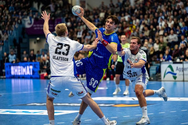 Daikin Handball Bundesliga, VfL Gummersbach - Handball Verein Hamburg, 27.12.2025 Einar Olafsson, (HSV Hamburg 23), Julian Köster (VfL Gummersbach, 7), ; Daikin Handball Bundesliga, VfL Gummersbach - Handball Sport Verein Hamburg, 27.12.2025 Copyright: xBEAUTIFULxSPORTS Erlhofx